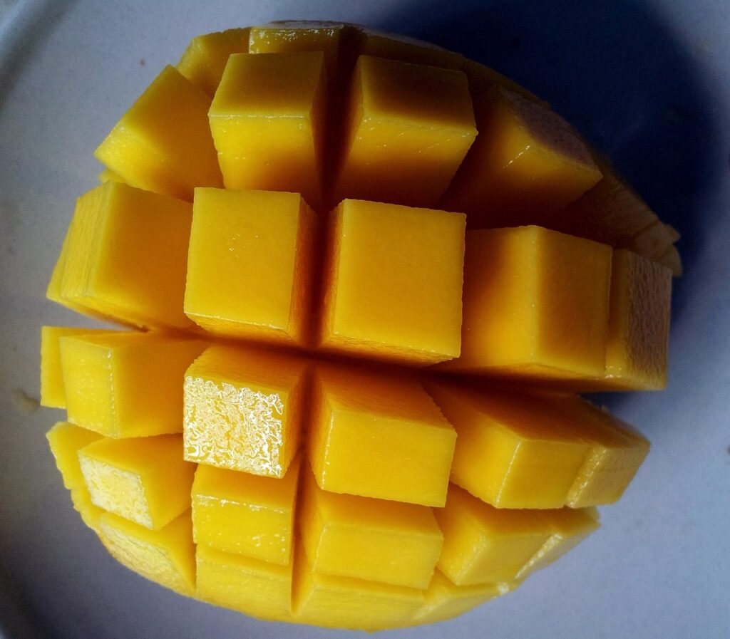 mango cut open, opened mango fruit, fruit-214268.jpg